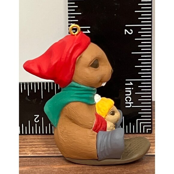 1992 HALLMARK KEEPSAKE ORNAMENT QX545-9 TOBOGGAN TAIL BEAVER & BABY SLED - Picture 5 of 6